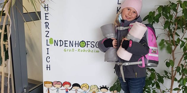 Beim Lüften nicht mehr frieren: Der Schulförderverein der Lindenhofschule übergab den diesjährigen Erstklässlern kuschelige Decken. Foto: oh