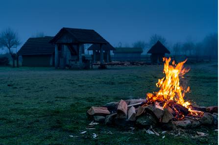 Das Feuer diente den Menschen von jeher als wichtige Licht- und Wärmequelle. Foto: Michael C. Thumm