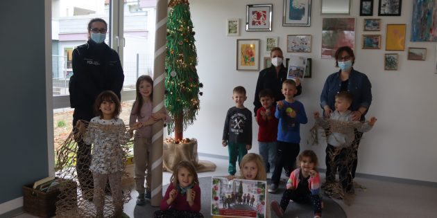 Mit viel Freude präsentierten Kinder der Kita Guldenweg den selbstgebastelten Weihnachtsbaum aus gebrauchten Materialien. Foto: Benjamin Kloos