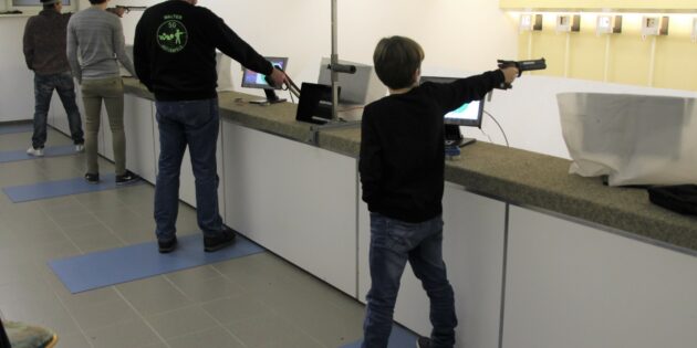Hüttenfelds Luftpistolenschützen Freddy Ehret, Daniel Wallisch, Walter Dörr und Timon Schneider (v.l.) beim Wettkampf gegen den KKSV Bad König. Foto: ehr