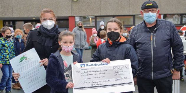Für die Kinder im Ahrtal gehen 2.500 Euro als Spende der Kinder der Astrid-Lindgren-Schule an den Verein „Bergstraße und Umgebung hilft dem  Ahrtal“, der schon die Weihnachtspakete für die von der Flut betroffenen Kinder gepackt hat und sie selbst überbringt. Foto: Hannelore Nowacki