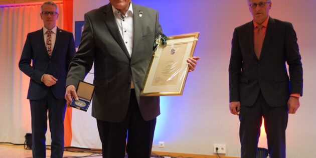 Gottfried Schneider (Mitte) wurde von Landrat Christian Engelhardt und dem aktuellen Kreistagsvorsitzenden des Kreises, Joachim Kunkel, mit der goldenen Ehrenplakette des Kreises Bergstraße ausgezeichnet. Foto: oh