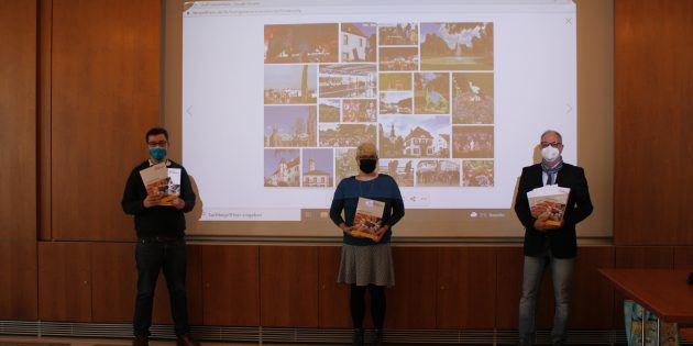 Marius Schmidt, Erster Stadtrat, Eva Größler, Größler // Kommunikationsdesign, und Rolf Hecher, Fachbereichsleiter FB 40 – Bildung, Kultur und Ehrenamt, (v. l.) präsentierten die neue Teilhabebroschüre. Foto: Nadine Schütz