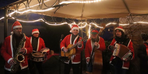 Die MIL Walking Band überraschte die Bewohner von fünf Lampertheimer Senioreneinrichtungen mit weihnachtlichen Klängen. Foto: Benjamin Kloos