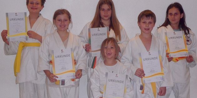 Prüfung bestanden – es freuen sich Sven-Sören Massoth, Tara Greiß, Germaine Bufford, Gabriel Topic Klein, Dominik Ritter, Desiree Greiß (v. l.). Foto: oh