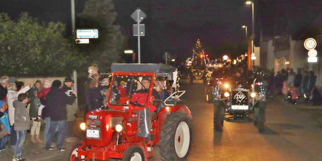 Die 1. Biwwelser Lichterfahrt - ein motorisiertes Weihnachtswunder, das den Zuschauern großen Spaß machte. Foto: Hannelore Nowacki