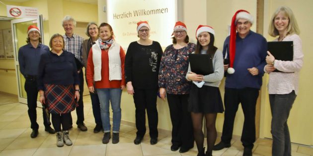 Das Vokalensemble „Stimmt so“ trat in der Cafeteria im Haus Paulus auf, um die Senioren beim Weihnachtslieder-Singen auf das Fest der Freude einzustimmen und die Musik ins Haus zu tragen. Foto: Hannelore Nowacki