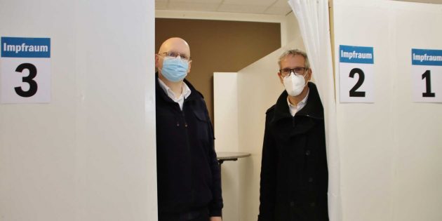 Landrat Christian Engelhardt und Markus Stracke vom Fachbereich Gefahrenabwehr und Koordinator der Impfzentren informierten beim Pressegespräch über Einzelheiten der neuen Impfzentren. Foto: Hannelore Nowacki