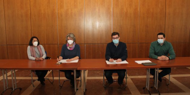 Die Vertragsunterzeichnung mit der evangelischen GÜT: Ute Gölz, Silke Bienhaus, Marius Schmidt und Michael Harres (v. l.). Foto: Nadine Schütz