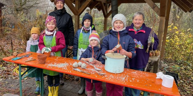 Während die "Großen" die Waldvogelfütterung vorbereiteten, stellten Kinder der Naturschutzjugend-Gruppe unter Anleitung ihrer Gruppenleiterinnen Gerlinde Korbus und Christine Winkler Meisenknödel und Halterungen für diese her. Foto: oh