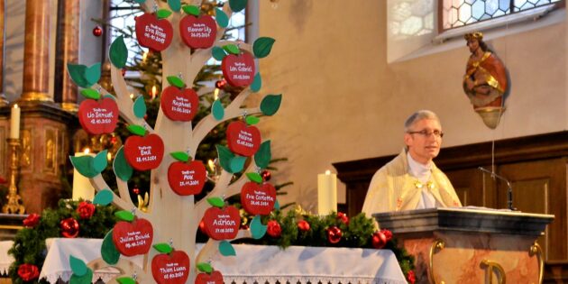 Pfarrer Adam Malczyk von der Pfarrgemeinde St. Michael hatte zu einer Andacht rund um die Taufe eingeladen, bei der der Taufbaum „abgeerntet“ wurde. Foto: Petra Gahabka