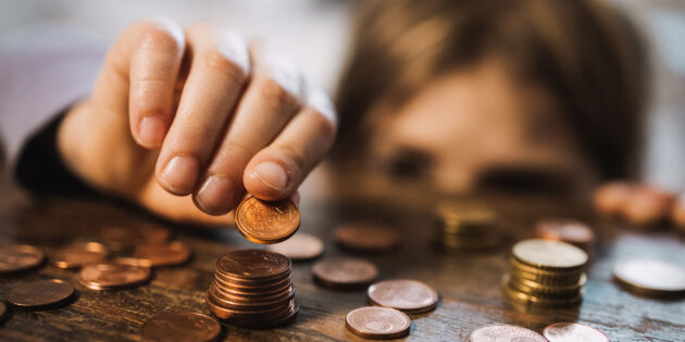 Nur ein paar Cent Taschengeld: Noch immer wachsen viele Kinder in Armutsverhältnissen auf – weil ihre Eltern trotz Arbeit im Hartz-IV-System stecken. Die Gewerkschaft NGG fordert armutsfeste Löhne und sozialpolitische Reformen. Foto: NGG | Alireza Khalili