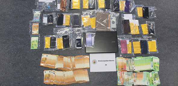 Überblick der sichergestellten Gegenstände. Foto: Polizei