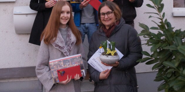Anastasia, Jordan und Jason Baierle sowie Jana und Marion Vonderheid werden für ihr zehnjähriges Engagement bei den Sternsingern geehrt. Foto: oh