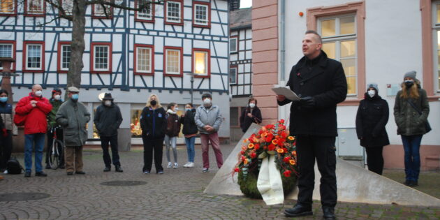 GEW-Kreisvorstandsmitglied Tony Schwarz bei seiner Rede anlässlich des Holocaust-Gedenktages. Foto: oh
