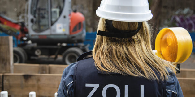 Zöllnerin bei einer Baustellen-Kontrolle: Im Baugewerbe verstoßen noch immer viele Firmen gegen die Regeln – vor allem, wenn’s um den Lohn geht, kritisiert die IG BAU. Allerdings hat der Zoll längst nicht alle Verstöße im Blick. Die Gewerkschaft fordert deshalb eine einheitliche staatliche Arbeitsinspektion, die alles kontrolliert – von der Lohnzahlung über den Arbeitsschutz bis zur Arbeitszeit. Foto: IG BAU / Tobias Seifert