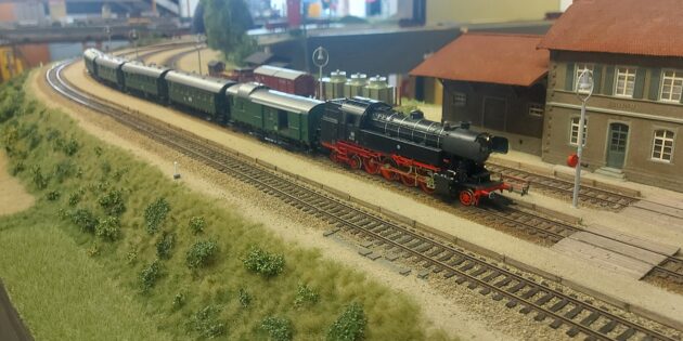 Personenzug mit einer Dampflok der Baureihe 65 und "Donnerbüchsen" im Bahnhof Rosenthal. Solche Zuggarnituren verkehrten z. B. im Odenwald. Foto: oh