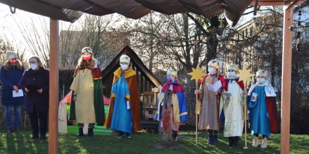 In großer Runde im Freien vom göttlichen Segen gesungen