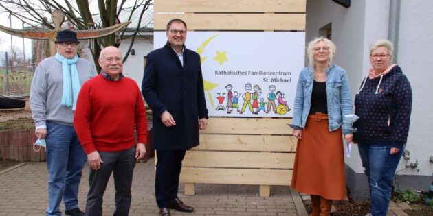 Freude beim Katholischen Familienzentrum über die beachtliche Spende des Rotary Clubs Lampertheim in Höhe von 1.500 Euro. Im Bild (von rechts): Yvonne Reis und Heike Kissel-Eltrop, Rotary-Club-Präsident Frank Kaus, Clubmeister Lothar Litters und Gerhard Keim. Foto: Hannelore Nowacki