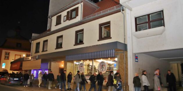 „Ein Zeichen gesetzt“ – mit Gegendemo und Menschenkette in Lampertheim 
