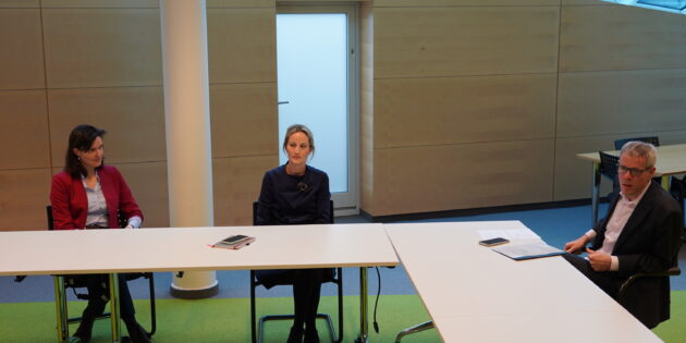 Bei einer Pressekonferenz zum Thema Impfen in den Räumlichkeiten der Firma InfectoPharm in Heppenheim (v.l.): Myriam Rehm und Dr. Anna Gilster von InfectoPharm sowie Landrat Christian Engelhardt. Foto: oh