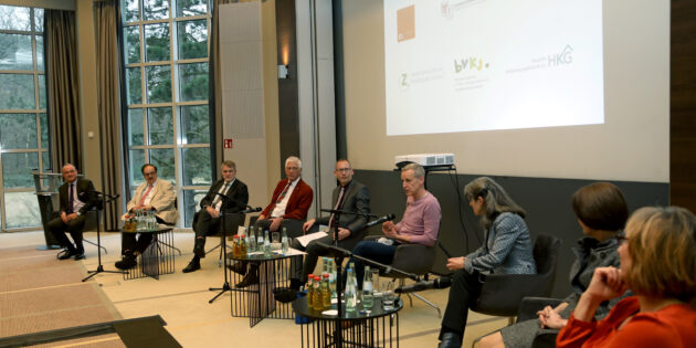 Gesprächsrunde am 19. Januar 2022 zum Start der Doppelabgabe der Kinderuntersuchungshefte in Hessen (v.l.n.r.): Stephan Allroggen, Dr. Wolfgang Seher, Prof. Dr. Steffen Gramminger, Dr. Eckhard Starke, Staatsminister Kai Klose, Dr. Ralf Moebus, Dr. Antje Köster-Schmidt, Dr. Andrea Thumeyer und Susanne Otte-Seybold. Foto: Michelle Spillner