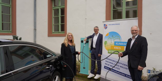 Freuen sich, dass das Integrierte Klimaschutzkonzept des Kreises Bergstraße nun beschlossen ist und sie damit beginnen können, die Maßnahmen umzusetzen: (v.r.n.l.) Klimaschutzmanager Reiner Pfuhl, Landrat Christian Engelhardt und Corinna Simeth, Leiterin der Abteilung Kreisentwicklung und Grundsatz. Foto: oh