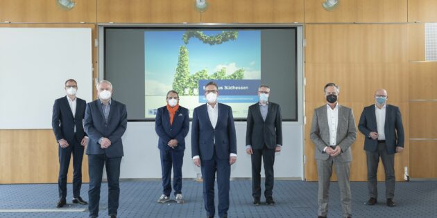 Gemeinsam für mehr Energieeffizienz und Klimaschutz. Von links: Robert Lippmann (Hauptgeschäftsführer IHK Darmstadt), André Schellenberg (Stadtkämmerer Wissenschaftsstadt Darmstadt), Klaus Peter Schellhaas (Landrat Darmstadt-Dieburg), Matthias Martiné (Präsident IHK Darmstadt), Christian Engelhardt (Landrat des Kreises Bergstraße), Walter Astheimer (Erster Kreisbeigeordneter des Kreises Groß-Gerau), Frank Matiaske (Landrat des Odenwaldkreises). Foto: IHK Darmstadt / Klaus Mai