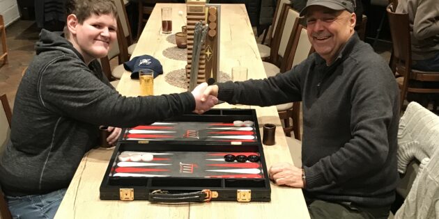 Im Finale der Backgammon-Stadtmeisterschaft sicherte sich Maurice Weidner (l.) den Sieg gegen Mehmet Ali Erten (r.). Foto: oh 
