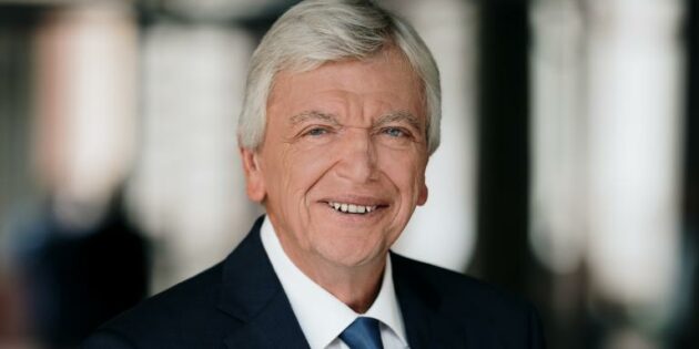 Ministerpräsident Volker Bouffier zeigt sich zuversichtlich: „Niemand muss sich sorgen, dass systemrelevante Bereiche zum Erliegen kommen könnten.“ Foto: Staatskanzlei / Tobias Koch