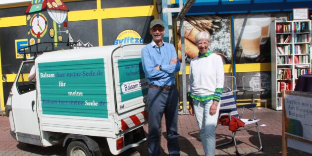 Ein Beispiel von vielen: Pfarrer Dieter Wendorff und Kirchenvorsteherin Sabine Bendien mit der mobilen Kirche, ein umgebauter Kleintransporter, vor einem Supermarkt in Birkenau. Foto: oh