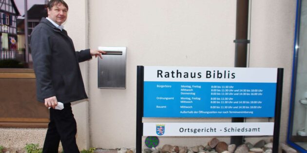 Bürgermeister Volker Scheib am neuen Briefkasten für Bürgerbeteiligung. Foto: Hannelore Nowacki