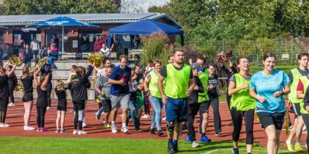 Gelbe Leibchen gegen bunt. Die Eltern der Redskins Football- und Cheerleader-Juniors beim WalkIn zu ihrem allerersten Spiel am letztjährigen „Andersrumtag“ der Redskins. Bald schon werden sie in eigenen Trikots auflaufen. Foto: oh