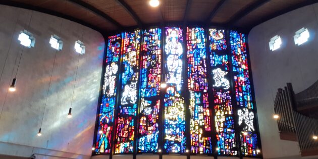 Das 120 Quadratmeter große Kirchenfenster der katholischen Pfarrkirche Heilig-Kreuz bezaubert junge und alte Besucherinnen und Besucher. Foto: oh