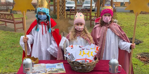 Statt von Haus zu Haus zu ziehen verteilten die Sternsinger in Bobstadt die Segensbriefe an zwei Stationen. Foto: oh