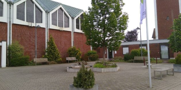 Die Martin-Luther-Kirche in Lampertheim. Dort wird ausschließlich der Dekanatssynodalvorstand anwesend sein. Die übrigen Synodalen werden online zugeschaltet. Foto: oh