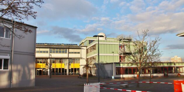 Das Lessing-Gymnasium wird Teil des neuen Campus Biedensand. Ein Gebäude in Modulbauweise auf dem Schulhof schafft  schon jetzt mehr Platz für Klassenräume. Foto: Hannelore Nowacki