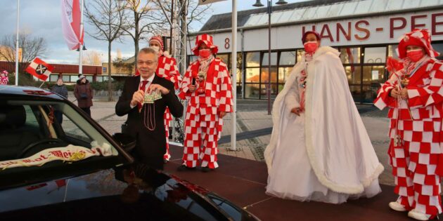 Stadtprinzessin vom 1. Carneval-Clubs Rot-Weiß Lampertheim verlieh beim Ordensfest die Orden an der rot-weißen Kordel mit einem strahlenden Lächeln, aber mit Distanz. Bürgermeister Gottfried Störmer bedankte sich mit einer mundartlich gereimten Büttenrede. Foto: Hannelore Nowacki 