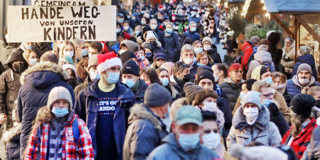 In Worms fand im Dezember eine Demonstration gegen die Coronamaßnahmen und das Impfen statt – in Lampertheim gibt es seit rund einem Monat ebenfalls sogenannte „Montagsspaziergänge”. Politik und Verwaltung bezogen nun öffentlich Stellung. Foto: Rudolf Uhrig