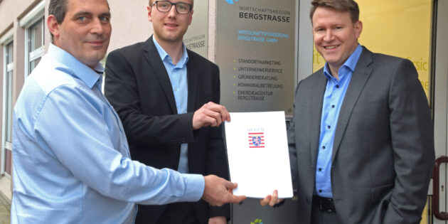 Vor den Räumen der Wirtschaftsregion Bergstraße /Wirtschaftsförderung Bergstraße GmbH (WFB) in Heppenheim (von links): Die WFB-Bildungscoaches und Projektmanager im WFB-Unternehmerservice Sven Hagenberger und Felix Fischer sowie Dr. Matthias Zürker, Geschäftsführer der WFB. Foto: WFB