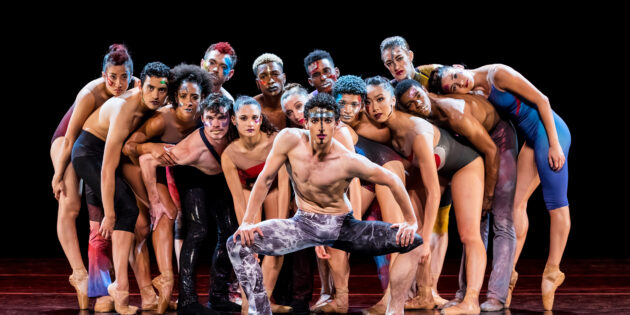 Das US-amerikanische Complexions Contemporary Ballet gastiert mit der Bowie-Hommage STAR DUST in Frankfurt. Foto: Sharen Bradford
