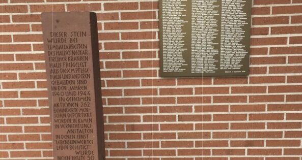Der Gedenkstein und die Namenstafel für die Opfer der „NS-Euthansie 1940/41 und 1944/45 aus der Johannes.Diakonie Mosbach bei der Johenneskirche – namentlich wird hier auch Willi Zaje aus Lampertheim genannt. Foto: oh