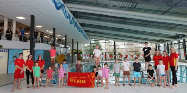 Glücklich geschafft – alle Kinder sind jetzt geprüfte sichere Schwimmer mit Bronze-Schwimmabzeichen, einige Kinder haben zusätzlich Silber erreicht. Foto: Hannelore Nowacki