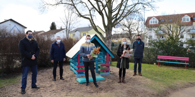 Michael Harres (Fachbereichsleiter FB 50, l.), Bürgermeister Gottfried Störmer (2.v.l.) und der Erste Stadtrat Marius Schmidt (r.) danken Daniel Strieder (Erzieher in der Kita Europaring, Mitte) und Dorothea Roos (Leiterin Kita Europaring, 2.v.r.) für ihre Zivilcourage. Foto: Stadt Lampertheim