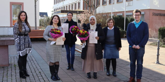 Atiye Bakirtzis (3.v.l.), Nafisa Mohamad (3.v.r.) und Touran Chaharmahali (2.v.l.) sind neue Integrationslotsinnen in Lampertheim – sehr zur Freude der Stadtverwaltung Lampertheim um den Ersten Stadtrat Marius Schmidt (r.) sowie Kristina Delceva (l.) und dem Lernmobil Viernheim, vertreten durch Dr. Brigitta Eckert (2.v.r.). Foto: Benjamin Kloos