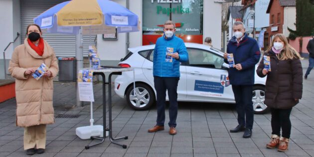Bei der „Interviewer-Gewinner-Tour“ auf dem Lampertheimer Wochenmarkt suchten Kirsten Rausch (links) und Kirstin Neeb vom Zensus-Team des Kreises Bergstraße am Dienstagvormittag das Gespräch mit Passanten und Wochenmarktbesuchern, um sie als Interviewer zu gewinnen. Kreisbeigeordneter Karsten Krug (Mitte) und Bürgermeister Gottfried Störmer unterstützten die Aktion. Foto: Hannelore Nowacki