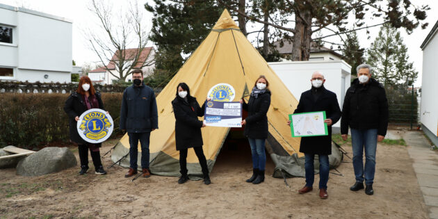Freuen sich gemeinsam über das neue Tipi in der Kita Saarstraße: Die stellvertretende Kita-Leiterin Tatjana Bopp-Montag, der Erste Stadtrat Marius Schmidt, Kita-Leiterin Natascha Luft, Caroline Wahl (Vize-Präsidentin Lions Club Lampertheim) sowie Christofer Daurer und Johannes Haefele (beide Lions Club Lampertheim; v.l.). Foto: Stadt Lampertheim