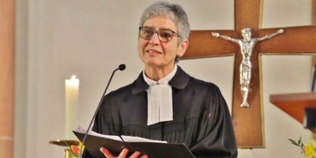 Pfarrerin Sabine Sauerwein hatte das biblische Motiv der stürmischen See und den furchtsamen Jüngern aus dem Matthäus-Evangelium für ihre Predigt gewählt und mit den Herausforderungen in Pandemiezeiten verknüpft. Foto: Hannelore Nowacki