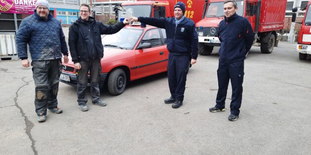 Thorsten Schröder (Wehrführer der Feuerwehr Hüttenfeld), übergibt gemeinsam mit Stadtbrandinspektor Sven Gleißner den Schlüssel für das Einsatzfahrzeug an die Feuerwehrkameraden der Feuerwehr Dernau. Foto: Stadt Lampertheim
