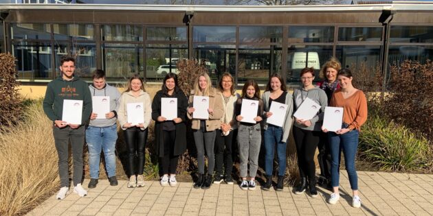Die Auszubildenden des Bereichs Industriekauffrau/Industriekaufmann: (von links) Lucas Pires Barbosa, Henning Maier, Annika Lischer, Lilly Wagner, Jana Metz, Abteilungsleiterin Stefanie Richter, Amelie Teufel, Jessica Knüttel, Lea Sophie Germann, Englischlehrerin Marita Hopp, Louisa May. Nicht auf dem Foto: Alicja Gluszkiewicz, Laura Steinmann und Nele Weidinger. Foto: oh